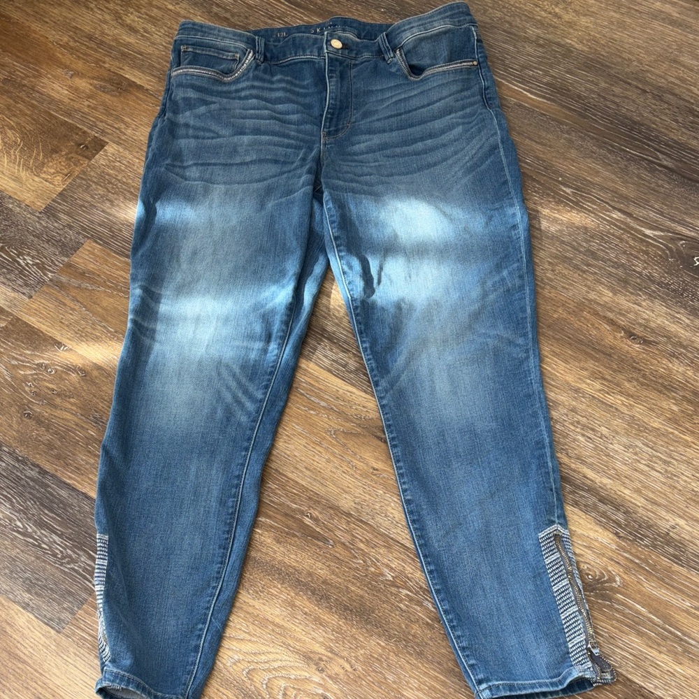 White House Black Market Distressed Blue relaxed Jeans 12L